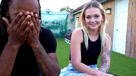 Милая девка предлагает понежится в джакузи и заняться анальным сексом