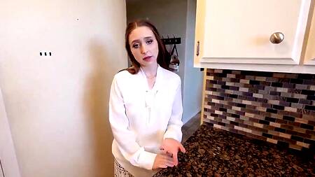 Laney Grey узнает о размере члена сводного брата и предлагает секс