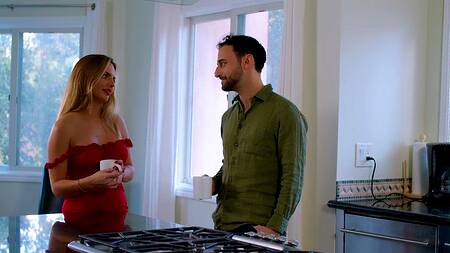 Кудрявый парень ебет блондинку пока её бойфренд смотрит