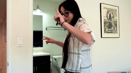 Милая девушка в очках раздевается и соблазняет на секс