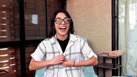 Милая девушка в очках раздевается и соблазняет на секс