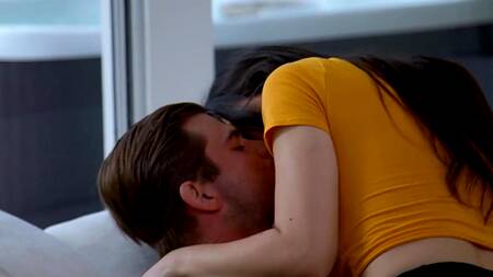 Лижет ноги и бритую киску красивой Jasmine Wilde перед сексом