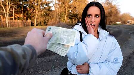 Милая девушка в белой курточке отдается мужику за деньги