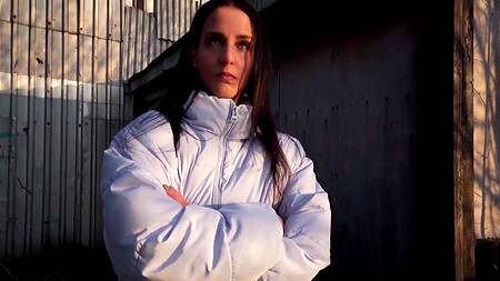 Милая девушка в белой курточке отдается мужику за деньги