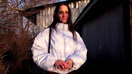 Милая девушка в белой курточке отдается мужику за деньги