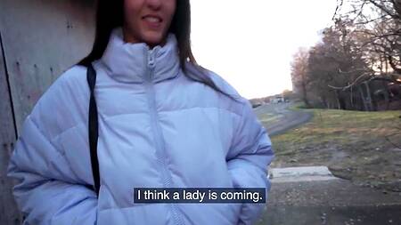 Милая девушка в белой курточке отдается мужику за деньги