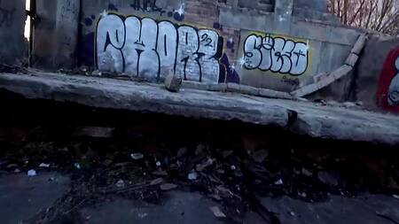 Милая девушка в белой курточке отдается мужику за деньги