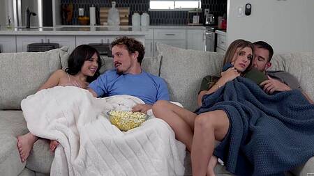 Совместный просмотр фильма перерос в свингерский секс
