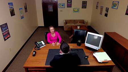 С помощью шантажа развел милфу на секс на собеседовании