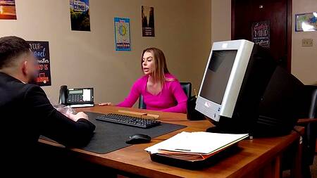 С помощью шантажа развел милфу на секс на собеседовании