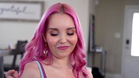 Мачеха с розовыми волосами соблазняет на секс
