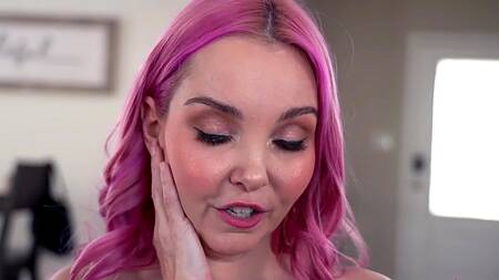 Мачеха с розовыми волосами соблазняет на секс