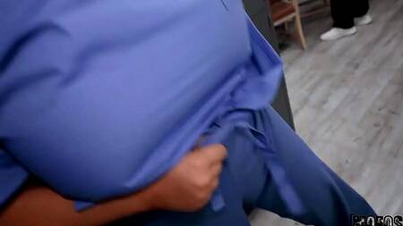 Рыжая медсестра находит время на секс с коллегой