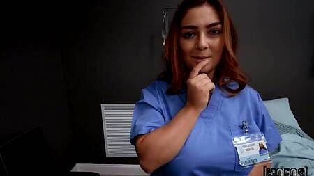 Рыжая медсестра находит время на секс с коллегой