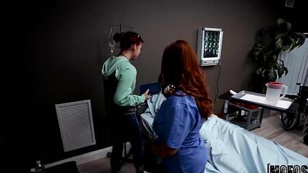 Рыжая медсестра находит время на секс с коллегой