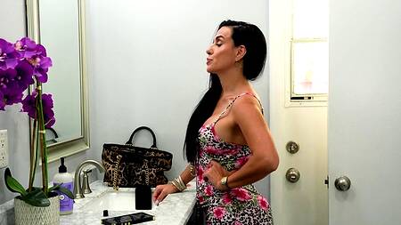 Накачанный мужик ебет молодую латинку и зрелую