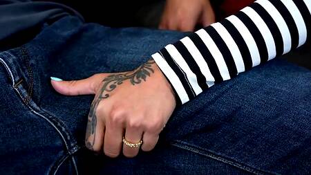 Накачанный мужик ебет молодую латинку и зрелую