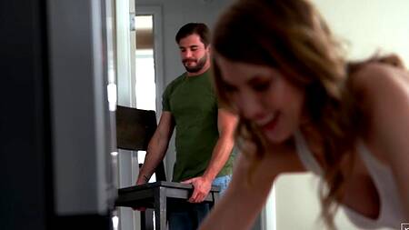 Пролитая вода приводит к сексу с красивой Octavia Red