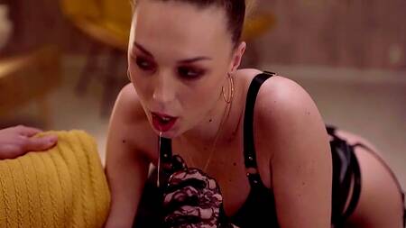 Isabella De Laa в открытых трусиках дарит шикарный секс