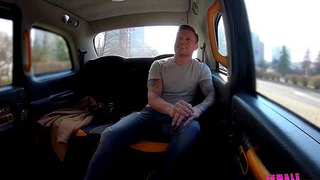 Таксистке понравится пассажир и она дала ему в машине