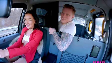 Таксистке понравится пассажир и она дала ему в машине