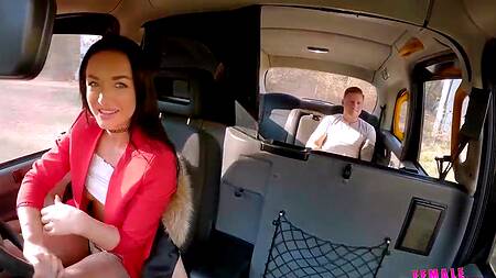 Таксистке понравится пассажир и она дала ему в машине