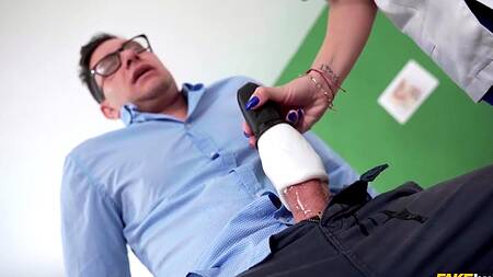 Забор спермы в больнице перерастает в анальную еблю с медсестрой