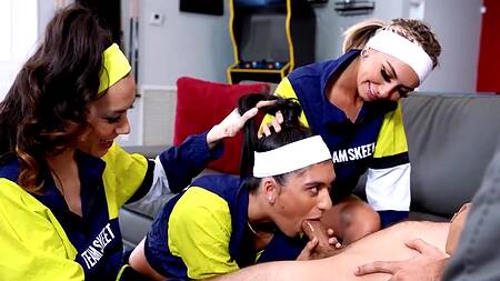 Три спортсменки после футбола наслаждаются одним членом