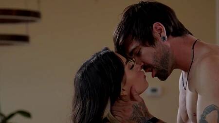 Увидела как друг нюхает трусы и предложила секс