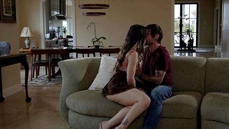 Увидела как друг нюхает трусы и предложила секс