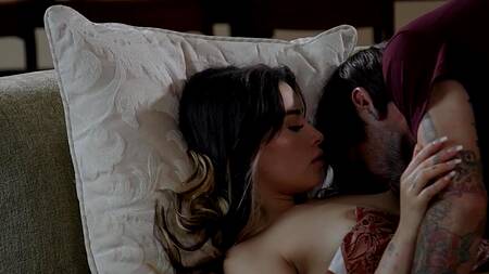 Увидела как друг нюхает трусы и предложила секс