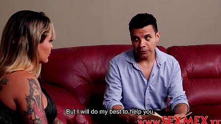 Латинка показала татуировки на жопе и отдалась в бритую пизду