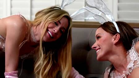 Эротическая фотосессия двух милф перерастает в групповой секс