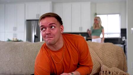 Милая сестра в розовой юбке предлагает инцест