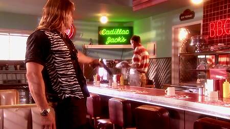 Позавтракал в забегаловке и трахнул страстную официантку