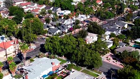 Находит анальные игрушки мачехи и трахает её в попку