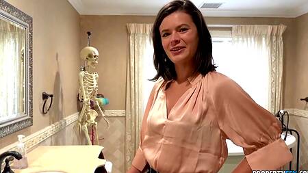 Красивая девушка риэлтор трахается в качестве бонуса