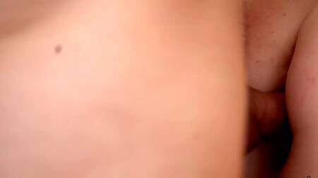 Красивая милфа Hyley Winters в красном белье напрашивается на секс