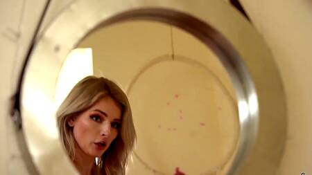 Красивая милфа Hyley Winters в красном белье напрашивается на секс