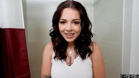 Bella Luna чуть не кончила на унитазе и отдалась мужика