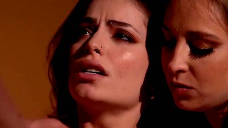 Первый секс втроем приносит паре нереальный кайф