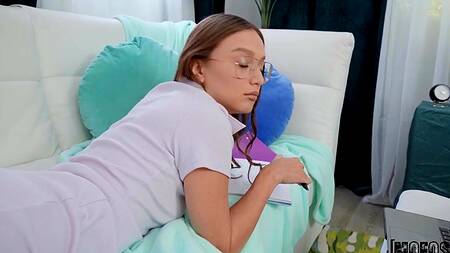 Засмотрелся на попку красивой подруги и трахнул её