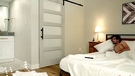 Зрелая азиатка рада попробовать свингерский секс