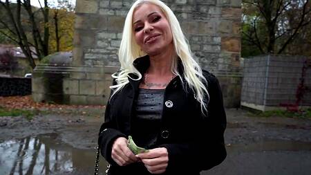 Дал зрелой Suzi Grande денег и трахнул её