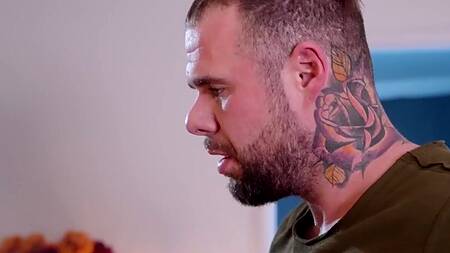 Нежная Stacy Cruz связывает руки парня и садится на член