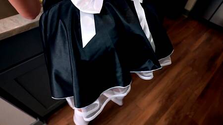 Красивая горничная хорошо убирается и ебется с хозяином