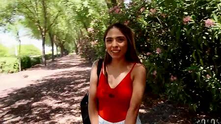 Находит пульт от вибратора и трахает девку на улице