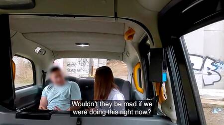 Студентке нечем заплатить за такси, зато она любит трахаться