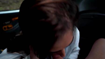 Студентке нечем заплатить за такси, зато она любит трахаться