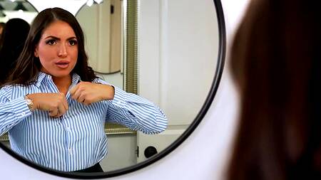 Зрелая Valentina Bellucci в сетке соблазняет коллегу по работе